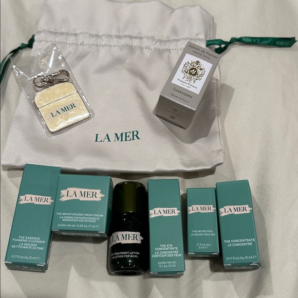 La Mer Skincare and Fragrance Collection in Green and White - Picture 2 of 3
